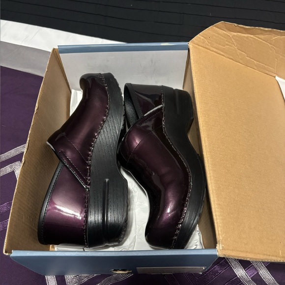 Dansko Women’s Shiny Dark Purple Clogs - Picture 10 of 11